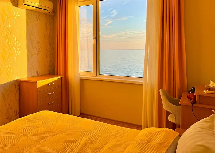 Апартамент Beachfront Havana Свети Влас